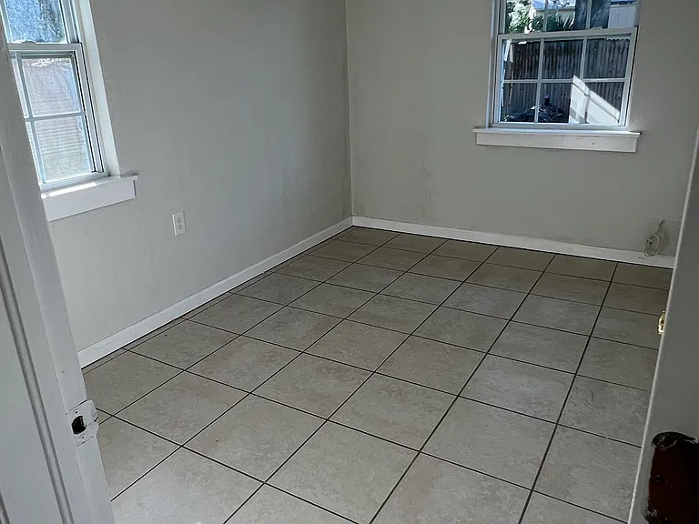 4481 Crestwood Dr N — Photo 10