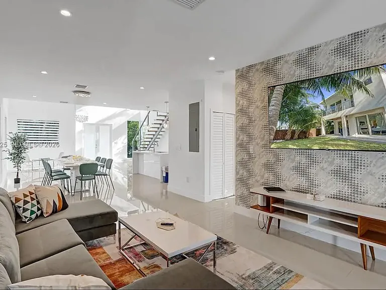 1547 Jackson St — Photo 20