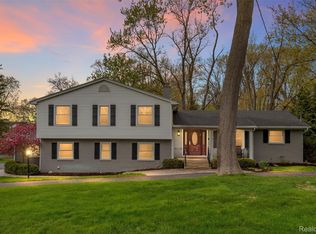 1946 Shore Hill Dr, Bloomfield Hills, MI 48302