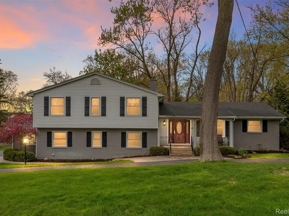 1946 Shore Hill Dr, Bloomfield Hills, MI 48302