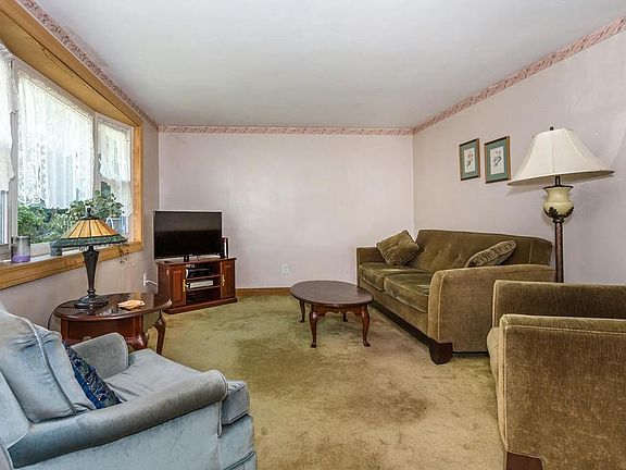 2nd image of 33 Harbor Villa Ave