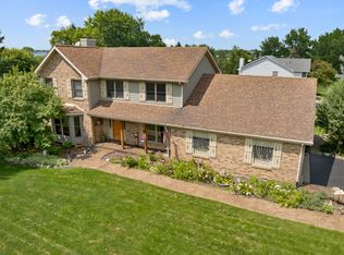 404 Arrowhead Dr, Gilberts, IL 60136