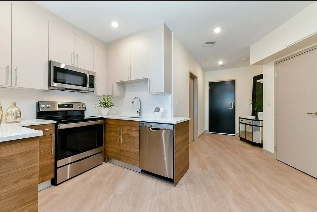 1 bed, 1.0 bath, 625 sqft, $3,000 — Photo 2