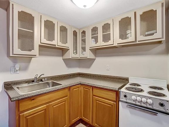 3rd image of 127 N Broadway St #5