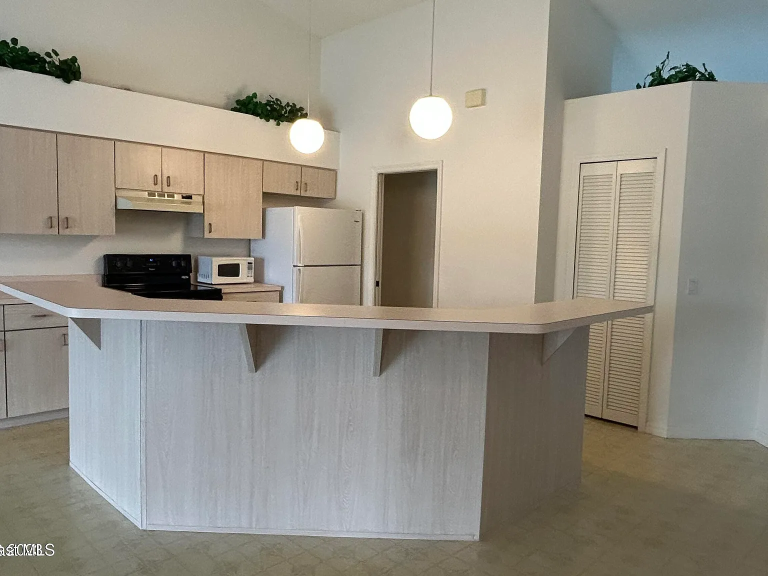 3 bed, 2.0 bath, 1929 sqft, $2,600 — Photo 4