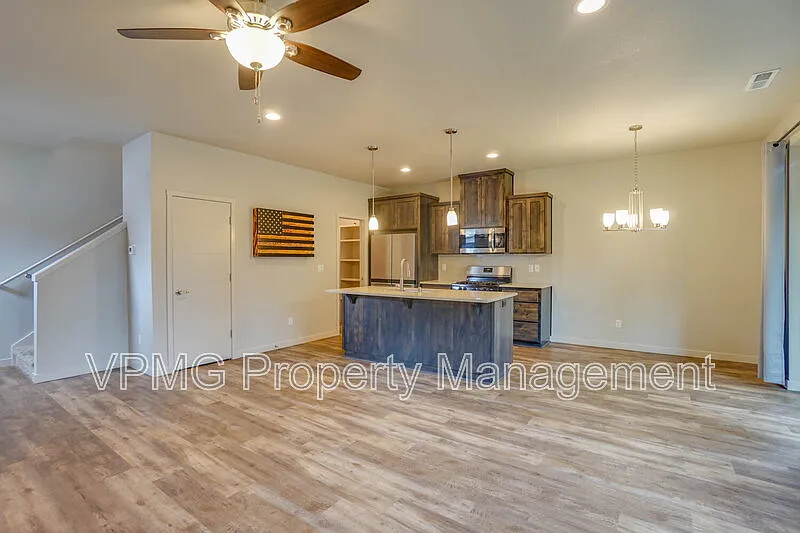 4 bed, 2.5 bath, 1665 sqft, $2,995 — Photo 4