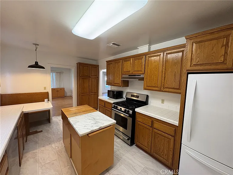 894 S Los Robles Ave — Photo 10