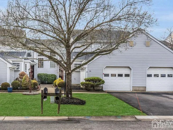 2 Truro Dr, Monroe Township, NJ 08831