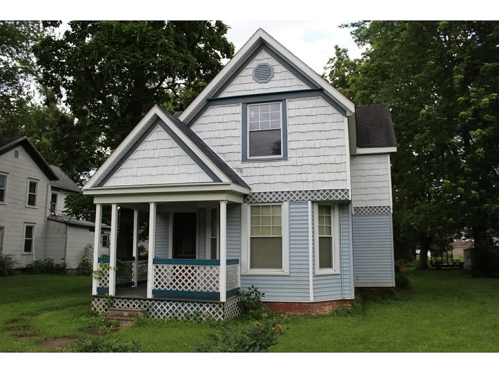 206 E Main St photo 1