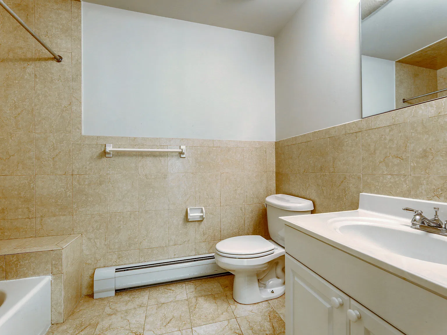 4 bed, 2500 sqft, $4,600 — Photo 4