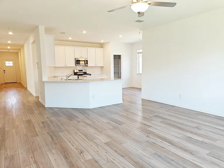 8404 Honeylocust St — Photo 8