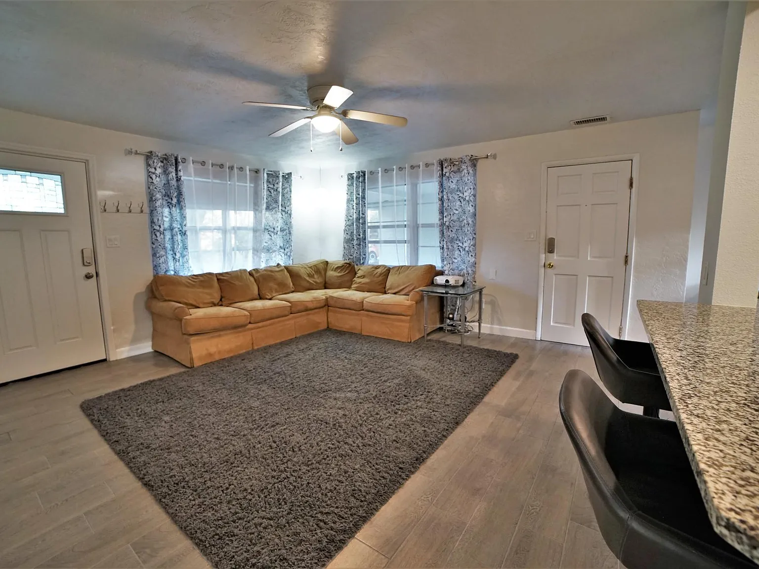 3 bed, 1100 sqft, $2,200 — Photo 2