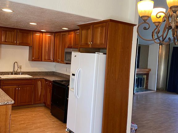 4th image of 825 Coakley Dr