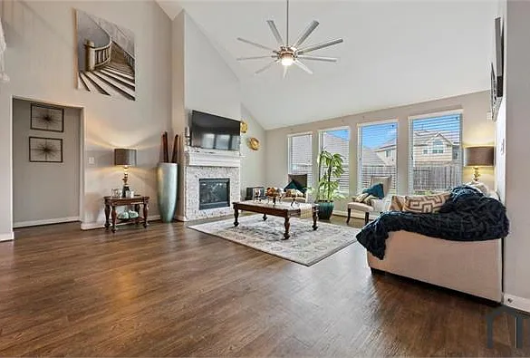 6 bed, 4185 sqft, $4,300 — Photo 4