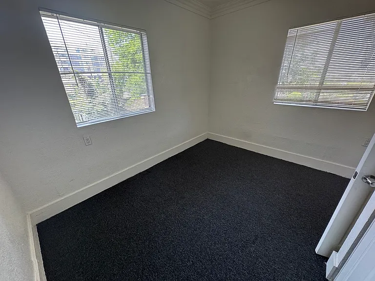 127 N Burlington Ave #C — Photo 20