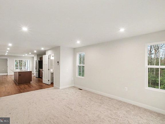 3rd image of 8901 Blackthorne Pl