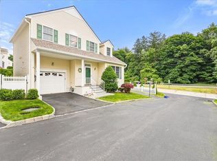 3 Lakeside Dr, Valhalla, NY