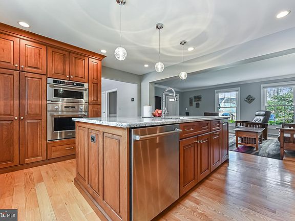 5th image of 620 Bay Hills Dr