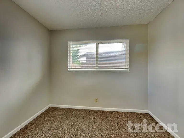 2001 Kim Way — Photo 13