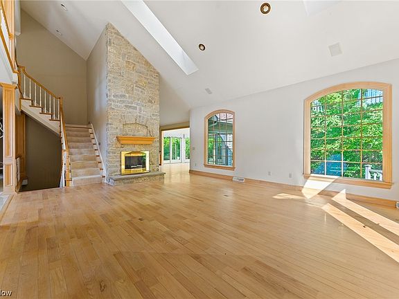 4th image of 25 Green Meadow Pl