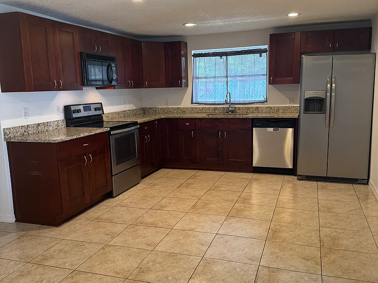 7140 Fox Hollow Dr — Photo 4