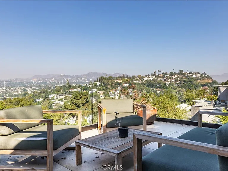 1821 Edgecliffe Dr — Photo 10