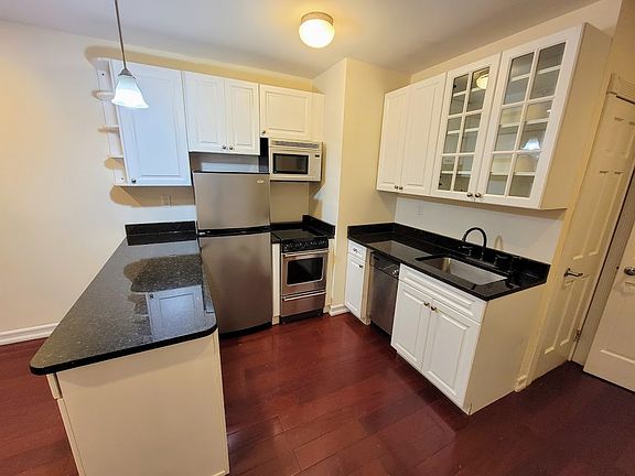 3rd image of 241 E 58th St #3Z