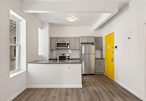 5th image of 1047 Morris Ave #2R