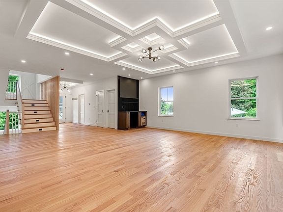 5th image of 42 Woodbine Cir