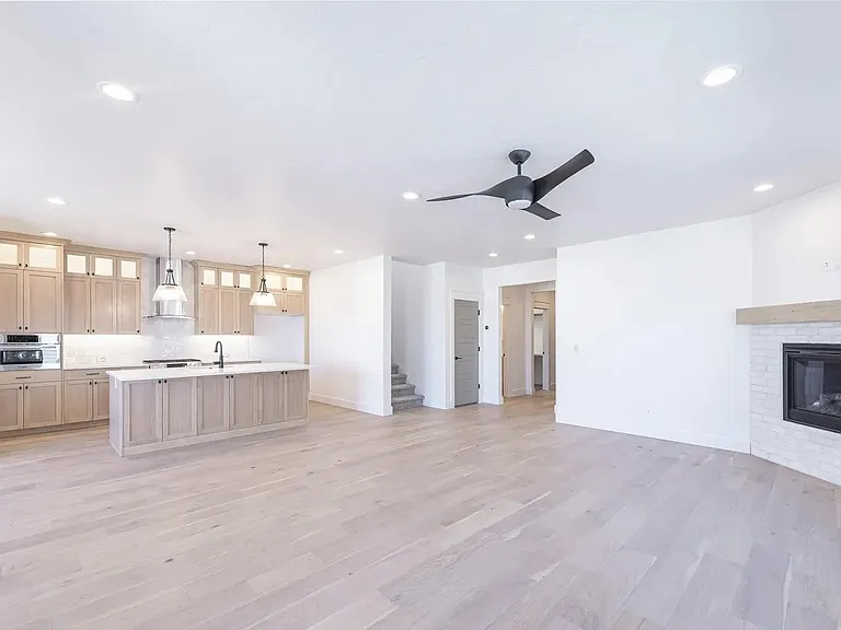 2203 E Hidcote St — Photo 2