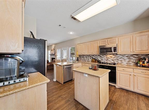 3rd image of 799 Lakeview Dr