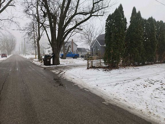 Exterior Neighborhood (street photo)