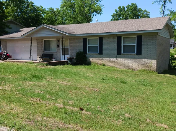 930 E 13th St, Claremore, OK 74017
