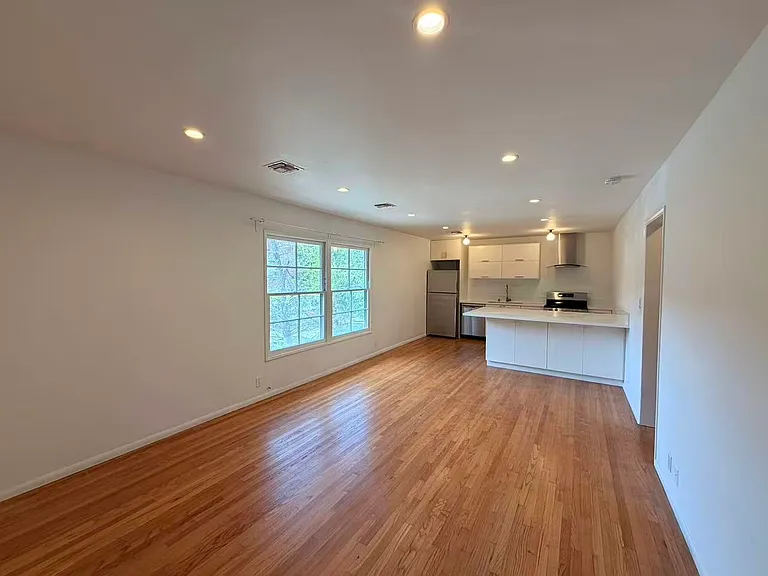 147 N Michigan Ave #5 — Photo 5