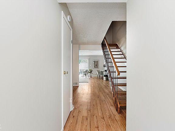 3rd image of 7404 Countrybrook Dr