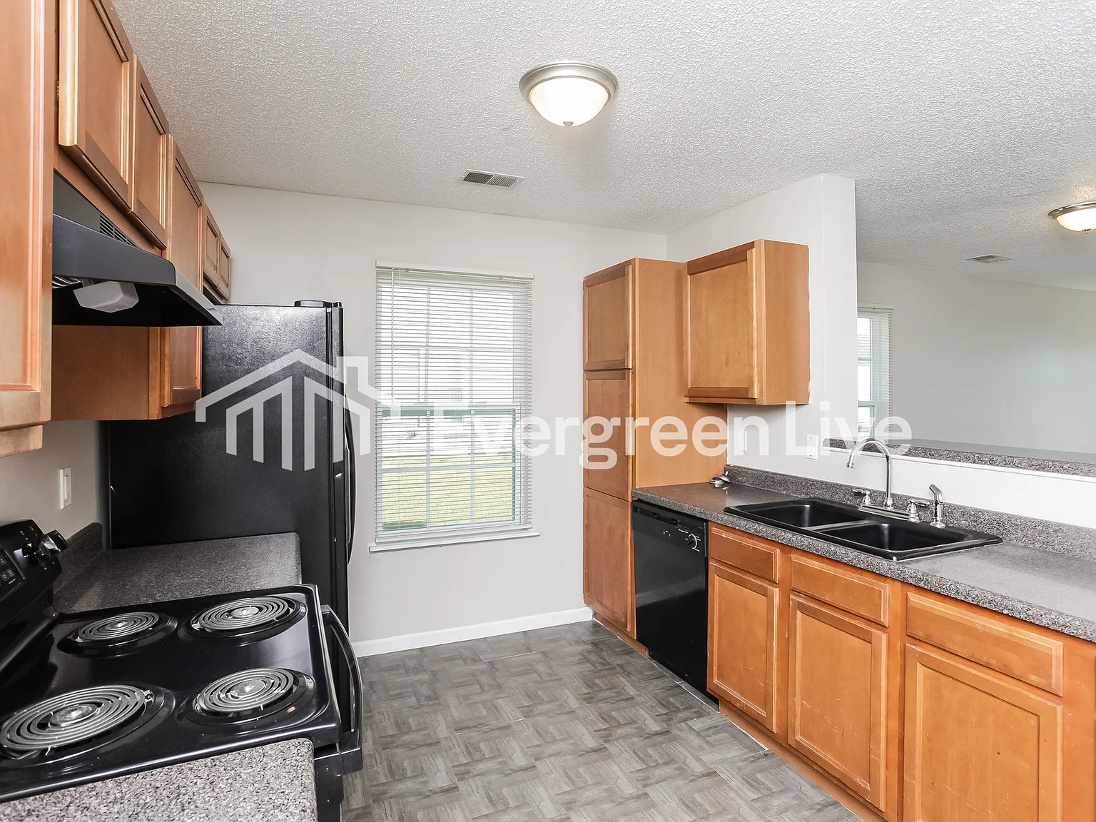 4 bed, 2.5 bath, 1930 sqft, $1,710 — Photo 3