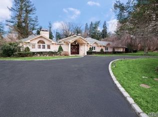 4 Wildwood Dr, Great Neck, NY 11024