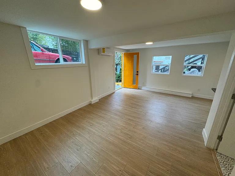 877 Hyperion Ave #879-1/2 — Photo 5