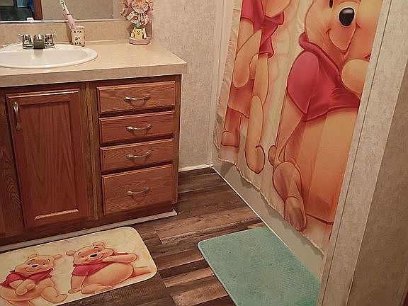 Main bathroom 