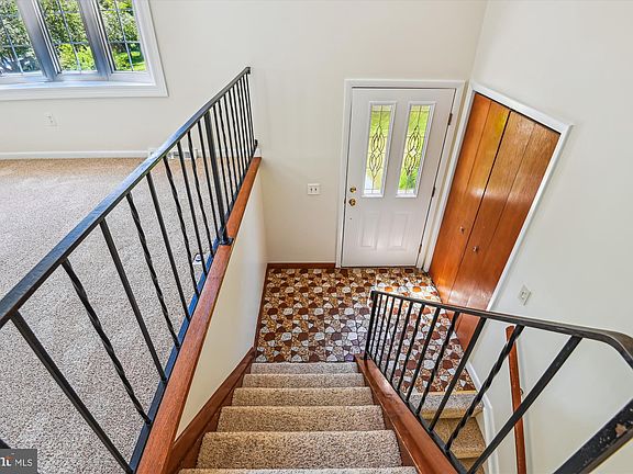 2nd image of 1176 Goldfinch Ln