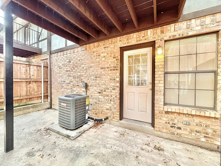 1247 Dallas Dr — Photo 13