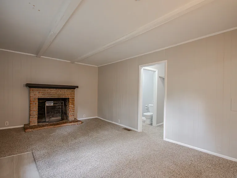 910 Roger St — Photo 17