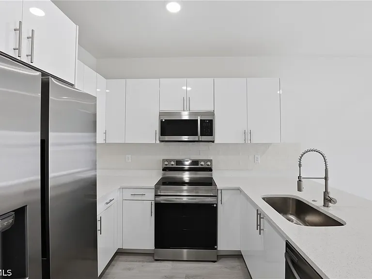 723 Ivan Ave S — Photo 17