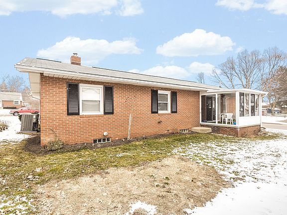 Backyard w/sunporch access