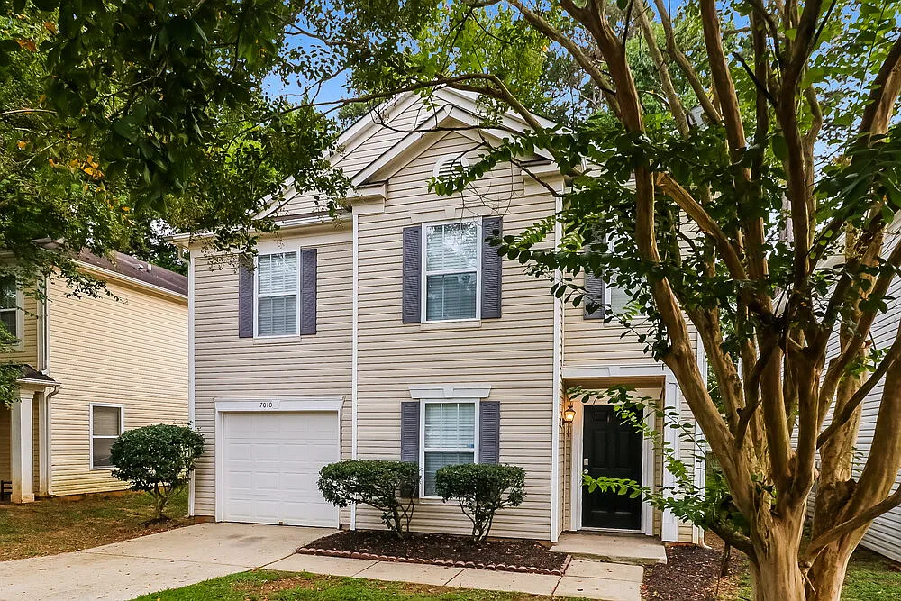 3 bed, 2.5 bath, 2305 sqft, $2,540 — Photo 4