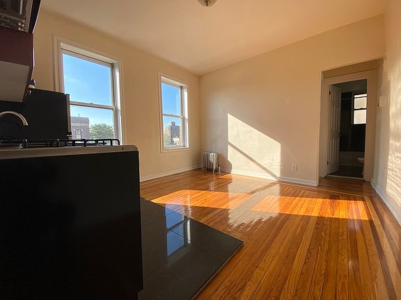 4th image of 207 W 11th St APT 6A