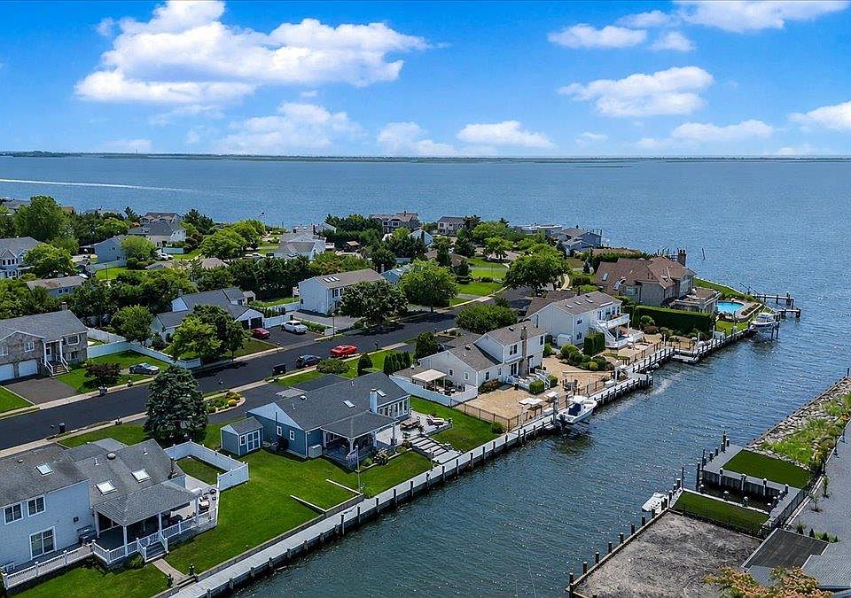 1st image of 31 Shore Drive W