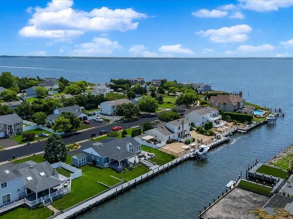 31 Shore Drive W, Copiague, NY 11726