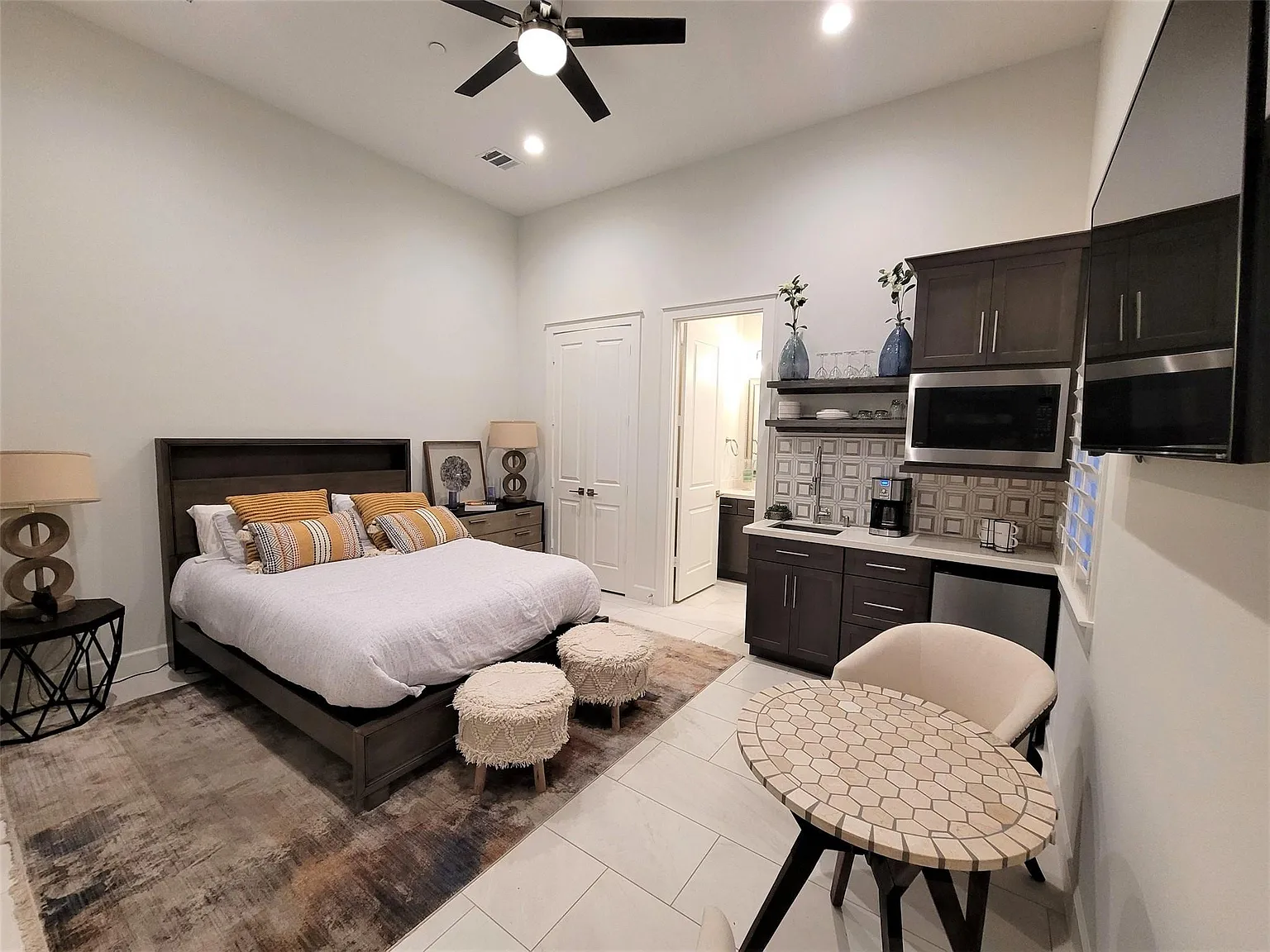 3 bed, 3.5 bath, 3555 sqft, $5,600 — Photo 4