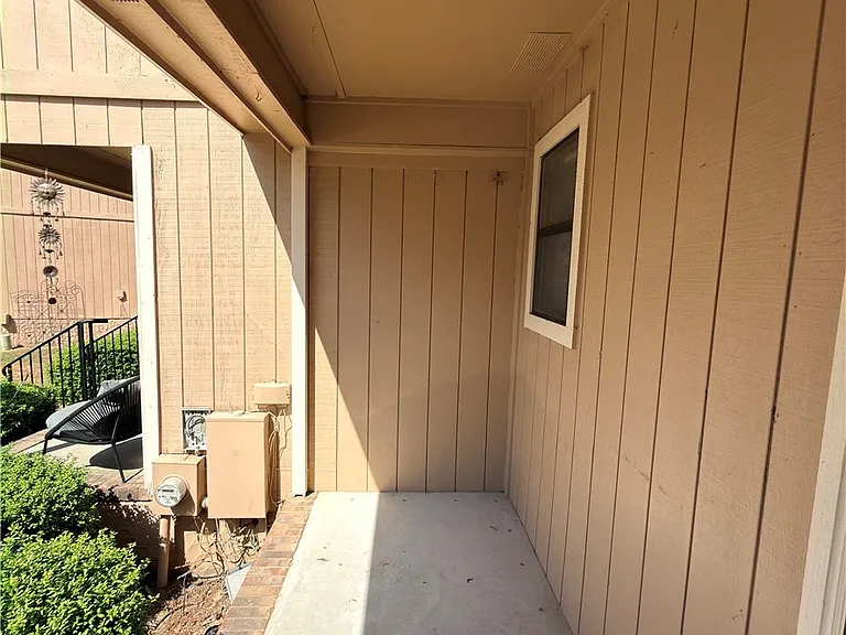 1276 N Forest Dr — Photo 2
